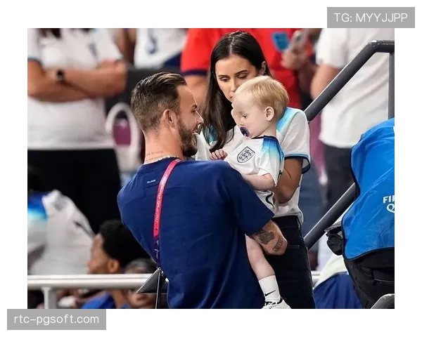 聚焦：朗斯20岁小将埃利-瓦希替补登场即破门，赛后与家人相拥庆祝